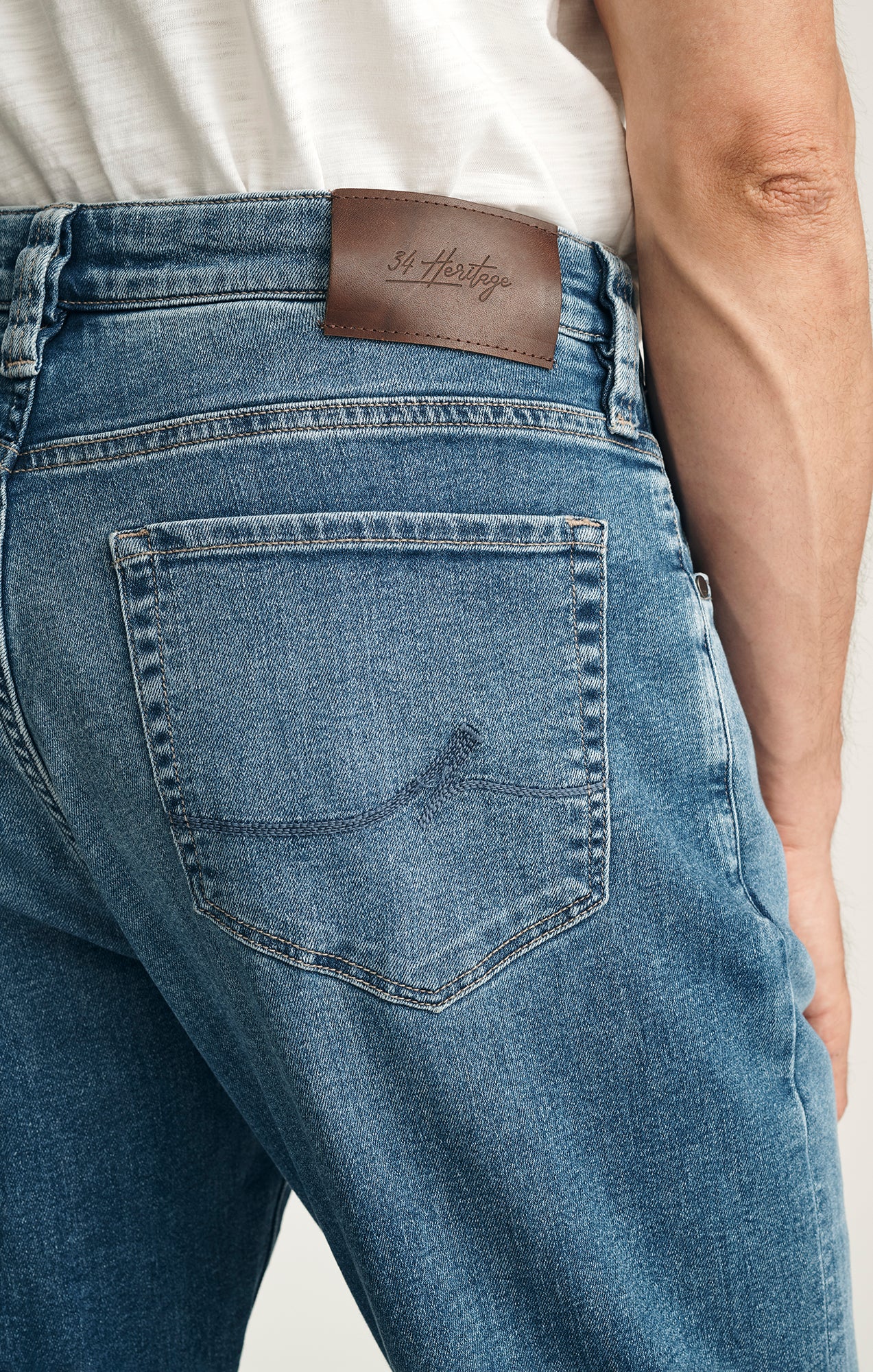 Courage Straight Leg Jeans in Light Foggy Aerodenim